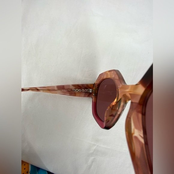 Chanel Tortoise Sunglasses, 19mm, includes box and soft carry case - Picture 5 of 12